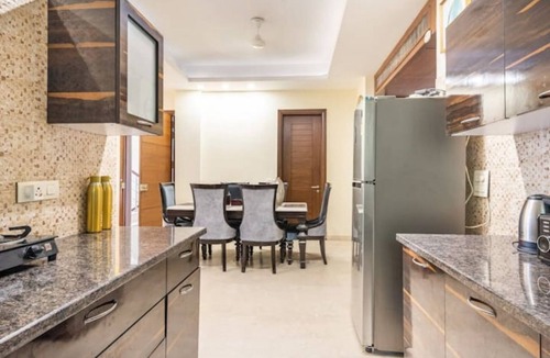 Block A House | Cozy Getaway: Phase 1, Behind Mega Mall Clean and modern! Breakfast Included !
