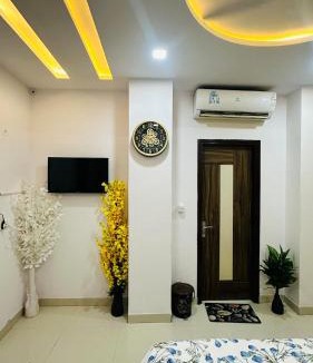 Malviya Nagar Bed & Breakfast | Cozy Studio Private Balcony Near Airport GT & WTP