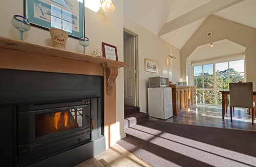 Grove Cottage | CRABTREE RIVER COTTAGES - EMILY COTTAGE -RIVERFRONT RELAXATION