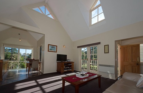 Grove Cottage | CRABTREE RIVER COTTAGES - EMILY COTTAGE -RIVERFRONT RELAXATION
