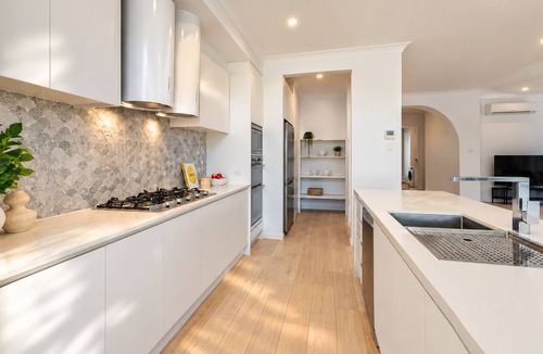 Biggera Waters House | Creekside Manor - Spacious | Nature & Serenity