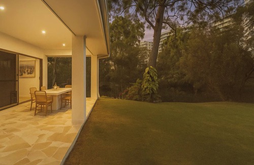 Biggera Waters House | Creekside Manor - Spacious | Nature & Serenity