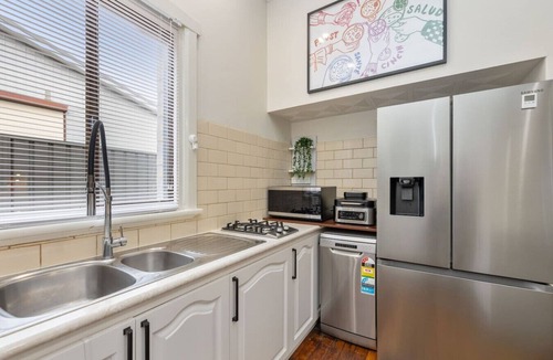 Lathlain House | Crown & Optus Just Steps Away-King beds & large TVs in every bedroom!