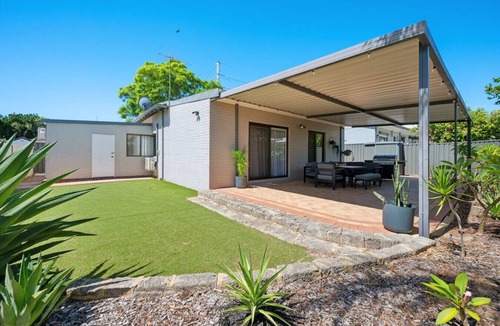 Lathlain House | Crown & Optus Just Steps Away-King beds & large TVs in every bedroom!