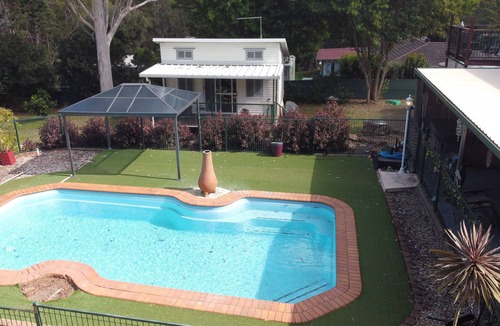 Burpengary Cabin | Cute Cabin with Pool, Sauna, Hot Tub & Day Spa, Pet Friendly