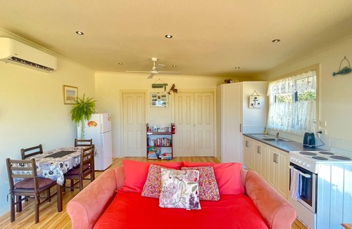 Dolphin Sands Ski Chalet | d'Sands on Great Oyster Bay.