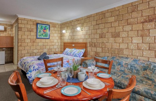 Bourke Hotel | Darling River Motel