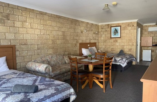 Bourke Hotel | Darling River Motel