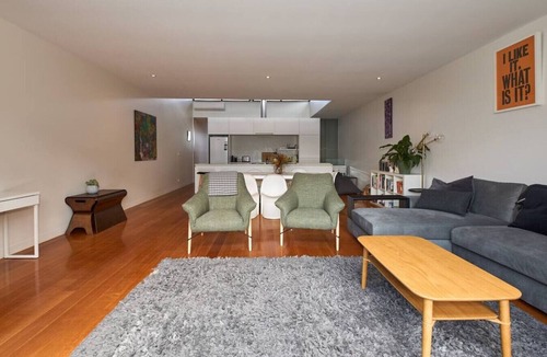 Anglesea Villa | Debonair Townhouse - 150 metres to beach!