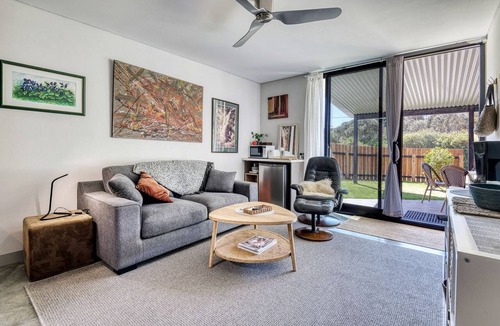 Venus Bay Cottage | Deluxe Beachside Cottage with Access to Venus Bay's Sandy Beaches in Victoria, Australia