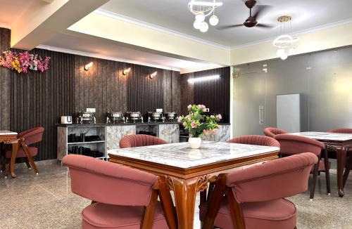Noida Apartment | Divine India Service Apartment Near Medanta Hospital And Noida city Centre 51 Metro, Noida Sector 72