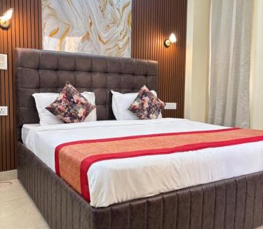 Noida Apartment | Divine India Service Apartment Near Medanta Hospital And Noida city Centre 51 Metro, Noida Sector 72