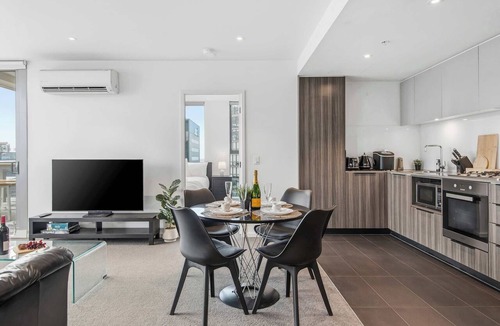 Docklands Apartment | Docklands City Views | Near CBD & MCG with Pool & Gym