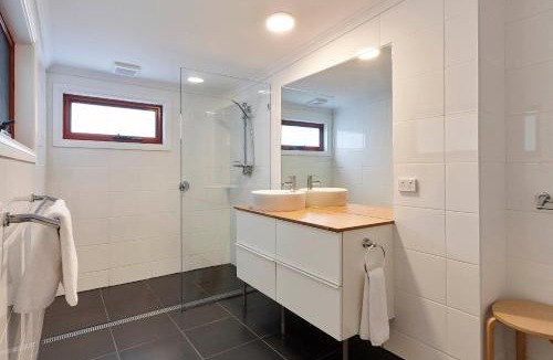 Binalong Bay House | DOLPHIN LOOKOUT COTTAGE - amazing views of the Bay of Fires