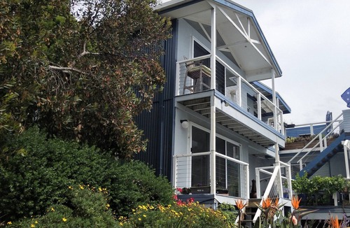 McCrae House | Double story, 2 bed house with magnificent panoramic Port Phillip Bay views...