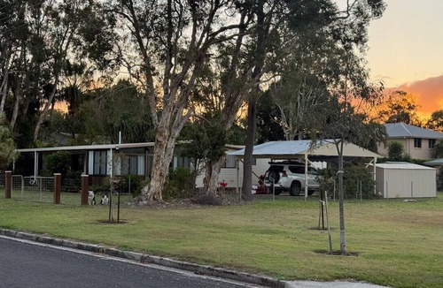 Rainbow Beach House | Drift at Rainbow – 4BR/8 Guests, Big Fenced Yard, Dogs Welcome, 300m to Sand