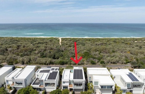 Magenta Shores House | Drift - Heated Spa, Fireplace, Endless Views 4BDRM