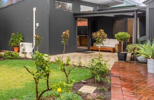 Torrensville Villa | EcoBee Studio in Garden Serenity