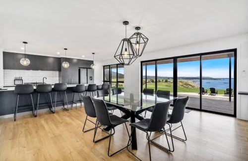 Sorell House | Elegant Creekside Retreat