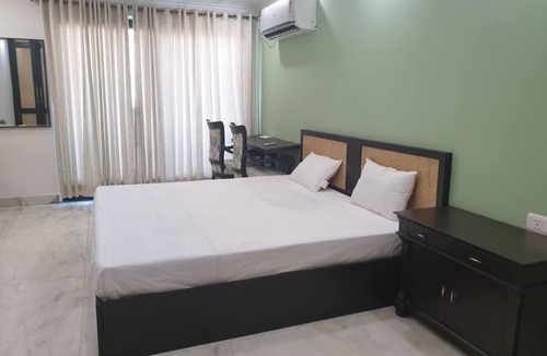 New Delhi Apartment | Elegant/Stunning 3 BHK Apt in Connaught Place