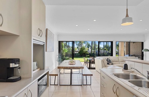 Mulwala Villa | Elsinor 4 Located a short stroll from Lake Mulwala and the popular local clubs.