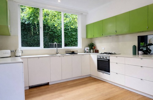 Elwood House | Elwood Retreat - Sauna, 4 bedrooms, large garden, close to shops, cafe, train