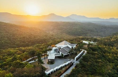 Lonavala Villa | Emerald Acres by StayVista - 7BHK with Home Theatre & Private Pool
