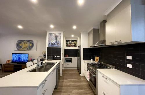 Wallan Villa | Empty Boat - Spacious 5 Bedroom Entire Modern home in Wallan