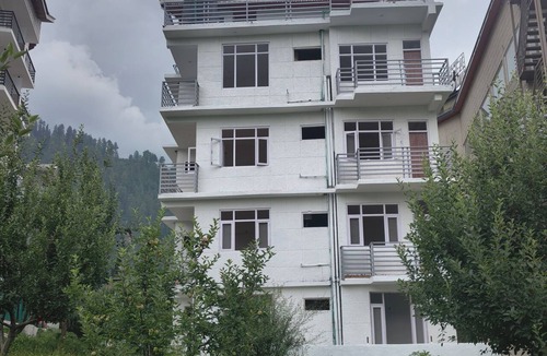 Aleo Apartment | Enjoyable 8-bedroom apartment in charming Manali for your stay