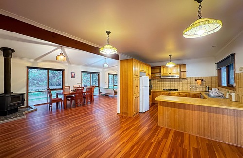 Beveridge House | Entire Home in Beveridge 10 guests, 4 bedrooms-7beds and 2baths