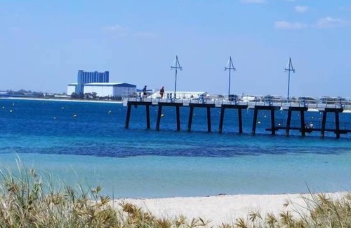 Rockingham Apartment | Esplanade Rockingham, opposite the beach