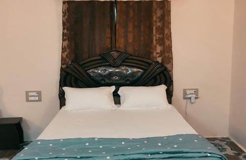 Mothilal Nagar Bed & Breakfast | ♛ Estancia Tranquila: 1 BR/1 WR+Bath Tub ♛
