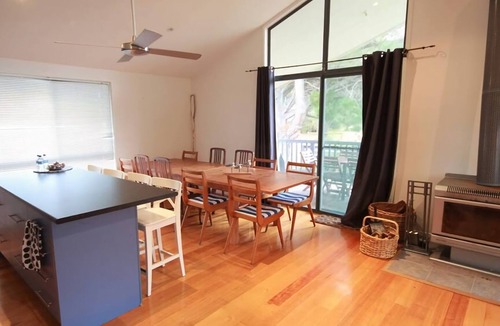 Venus Bay House | Evergreen - spacious family retreat, so close to shops and beaches.