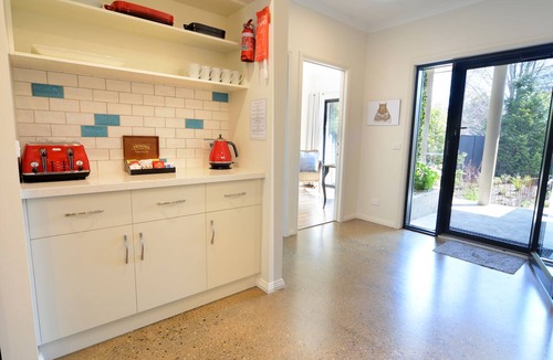 Bright House | Every bedroom has an ensuite - Huge pool - Close to town & river