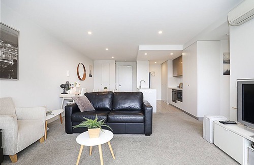 Barton Apartment | Executive Apartment - Views of Parliament House