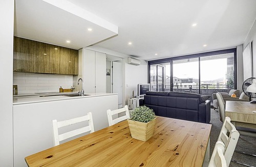 Barton Apartment | Executive Apartment - Views of Parliament House