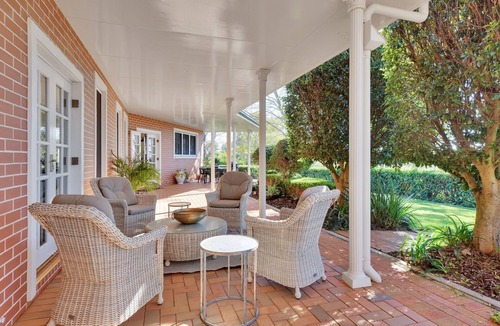 Cotswold Hills House | Expansive Toowoomba Retreat with Garden BBQ