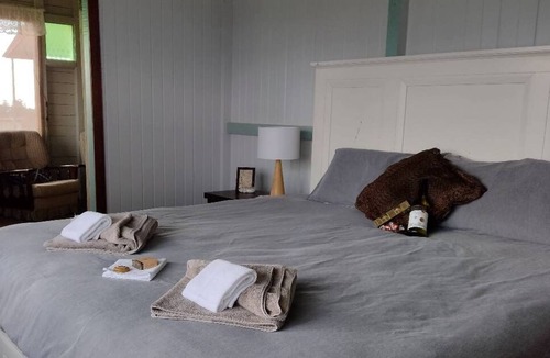 Millaa Millaa Bed & Breakfast | Falls Teahouse B&B