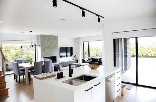 Ocean Grove House | Family Getaway with Siete Coramba in Ocean Grove