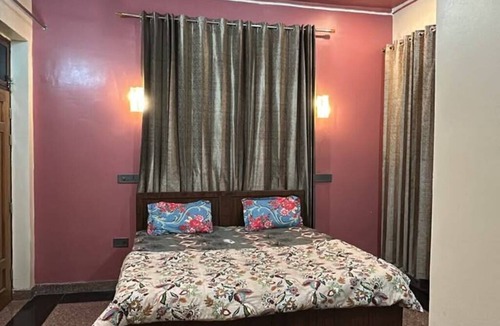 Bullawala House | Fantastic room in Dehradun perfect for your getaway.