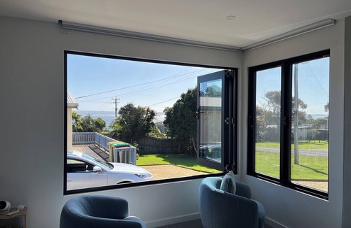 Ventnor House | Fisher St beach house Ventnor 150 metres to beach, veiws, spacious