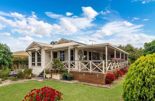 Bremer House | Fleurieu Accommodation | Milang: A Lakefront Retreat and Its Majestic Alexandrina Lake View