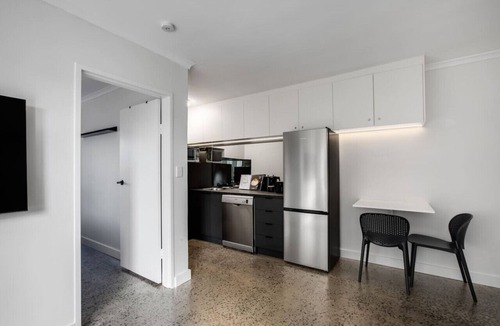 Melbourne Apartment | Fly Around Town in Chic Retreat