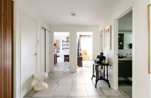 Black Rock House | For (2) Guests: Relaxing Bayside Boutique Retreat 1km from Beach.