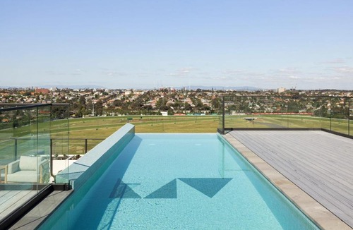 Moonee Ponds Apartment | Free parking - trackside apartment with pool, gym