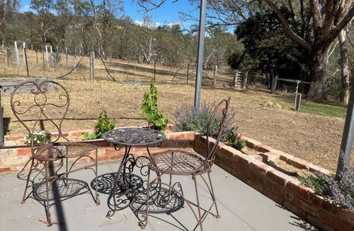 Sutton Grange Apartment | Fully equipped Studio on the banks of Myrtle Creek in rural Central Victoria
