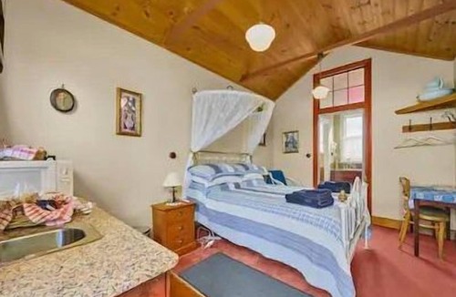 Sorell Hostel | Garden Cottage Studio Double Bed Close to Airport