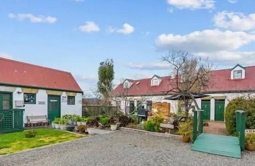 Sorell Hostel | Garden Cottage Studio Double Bed Close to Airport