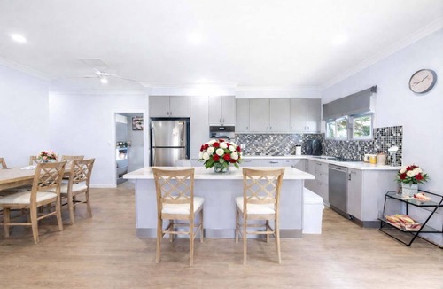 Rosslea House | Getaway on the Green - 4BR Retreat in Rosslea Townsville