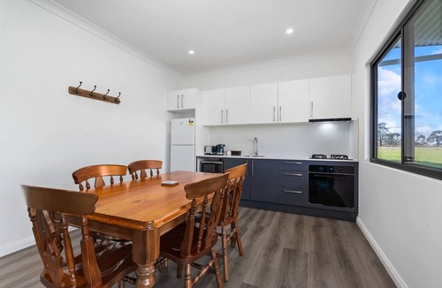Forest Reefs House | Glenowrie Cottage - 1 King, 2 Singles - Near Cadia